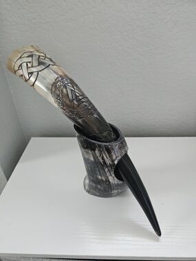 Decorative Drinking Horn Set in Black and Cream